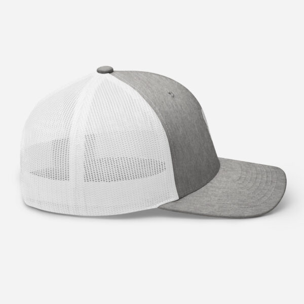 retro-trucker-hat-heather-grey-white-right-6827fdd5c321a.jpg Gray and white mesh trucker cap side view.
